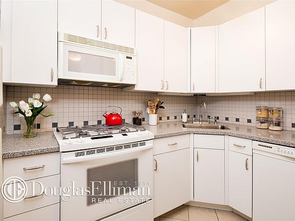 3rd image of 10 Plaza St E APT 14F