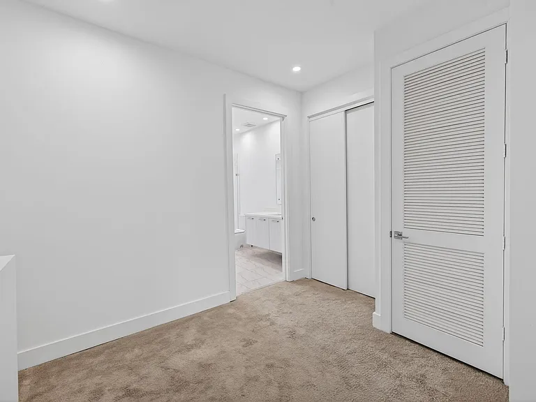 1044 NE 18th Ave #203 — Photo 31