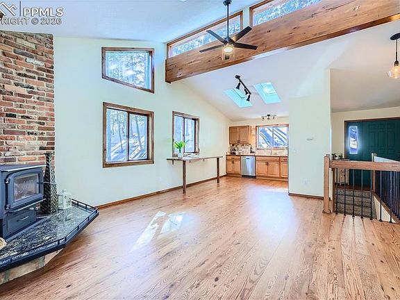 4th image of 429 Evergreen Ct