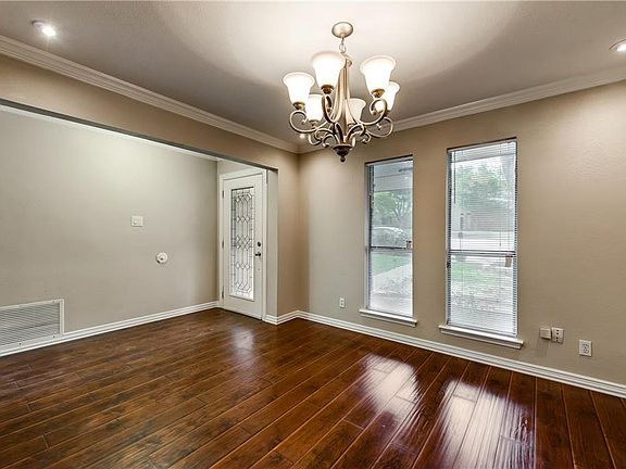 3rd image of 214 Squirebrook Dr