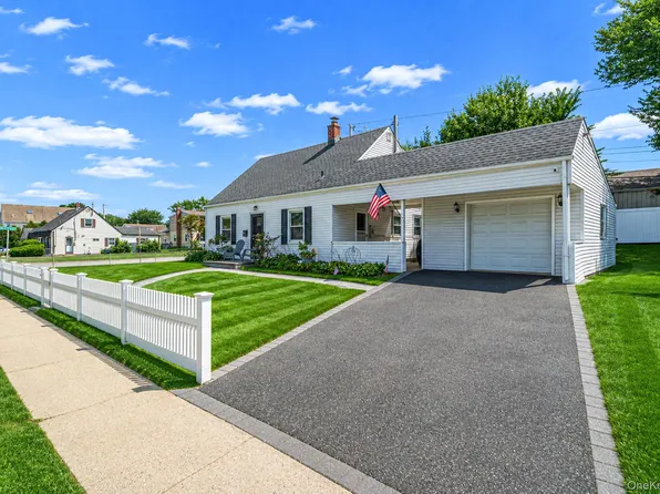 126 Cotton Lane, Levittown, NY 11756