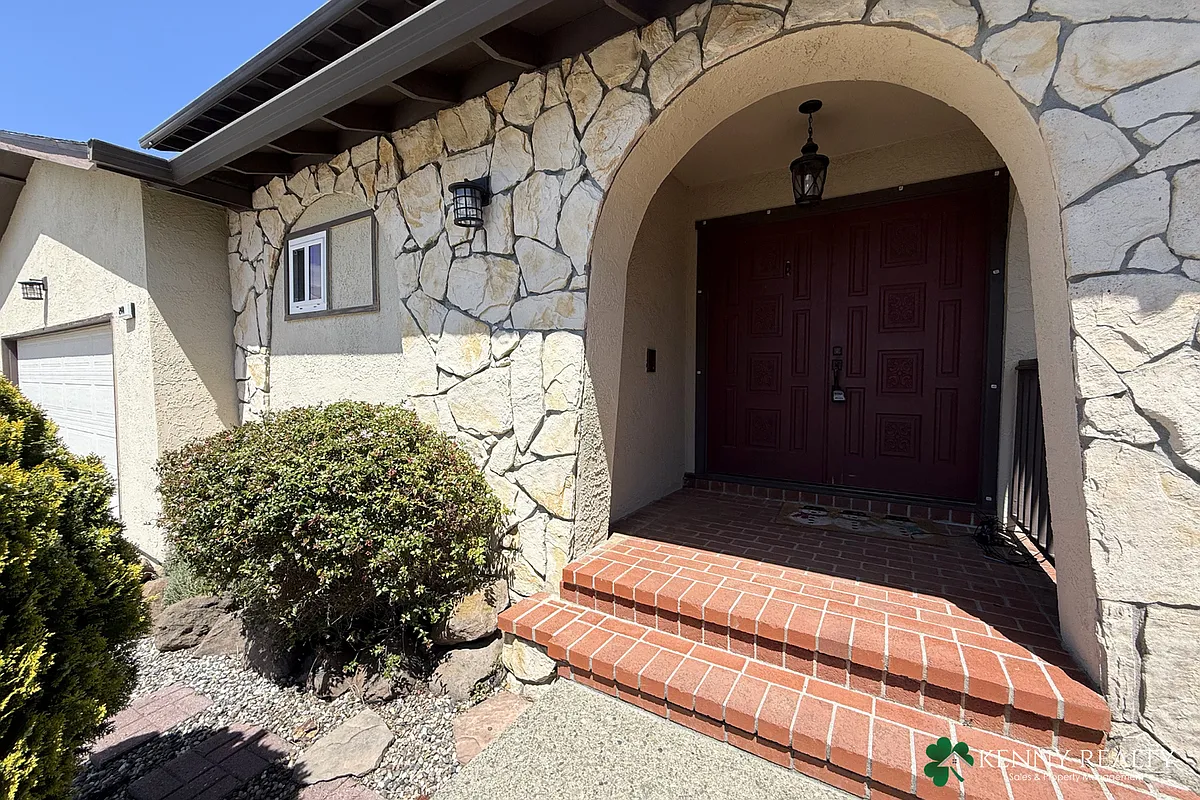 Building Photo - 240 Estates Dr