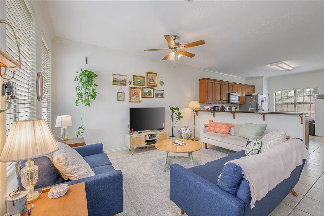 3 bed, 3.5 bath, 1492 sqft, $1,600 — Photo 4