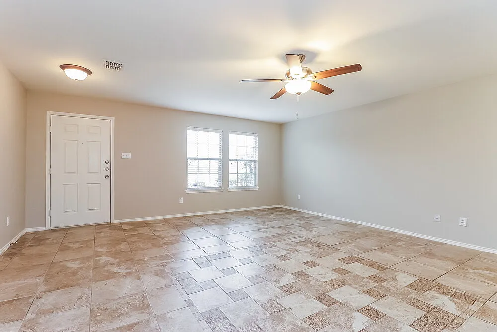 3 bed, 2.0 bath, 1895 sqft, $2,275 — Photo 2