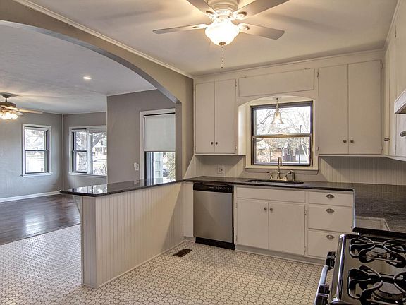 Open floor plan, breakfast bar