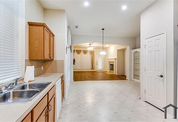 5th image of 2107 Woodhaven Ln