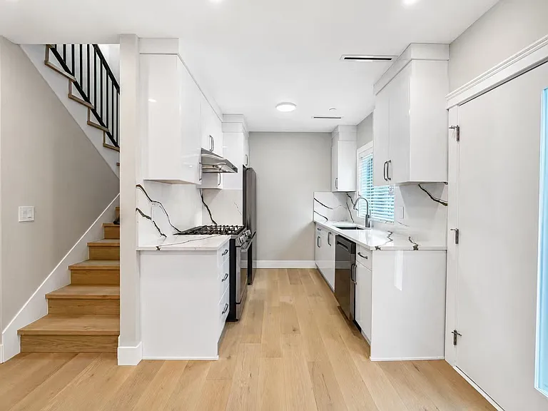 498X Macdonald St #LANEWAY HOUSE — Photo 3
