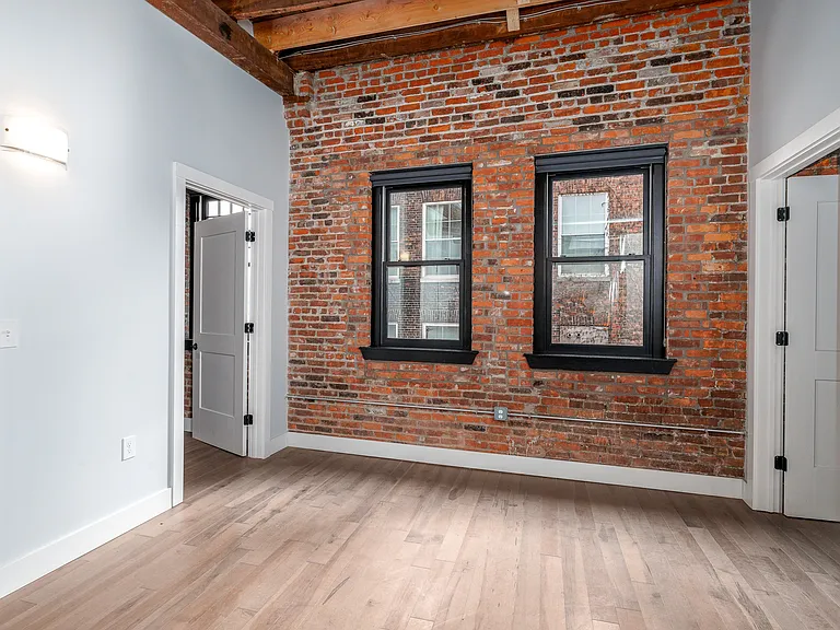 Hotel Street Apartments — Photo 14