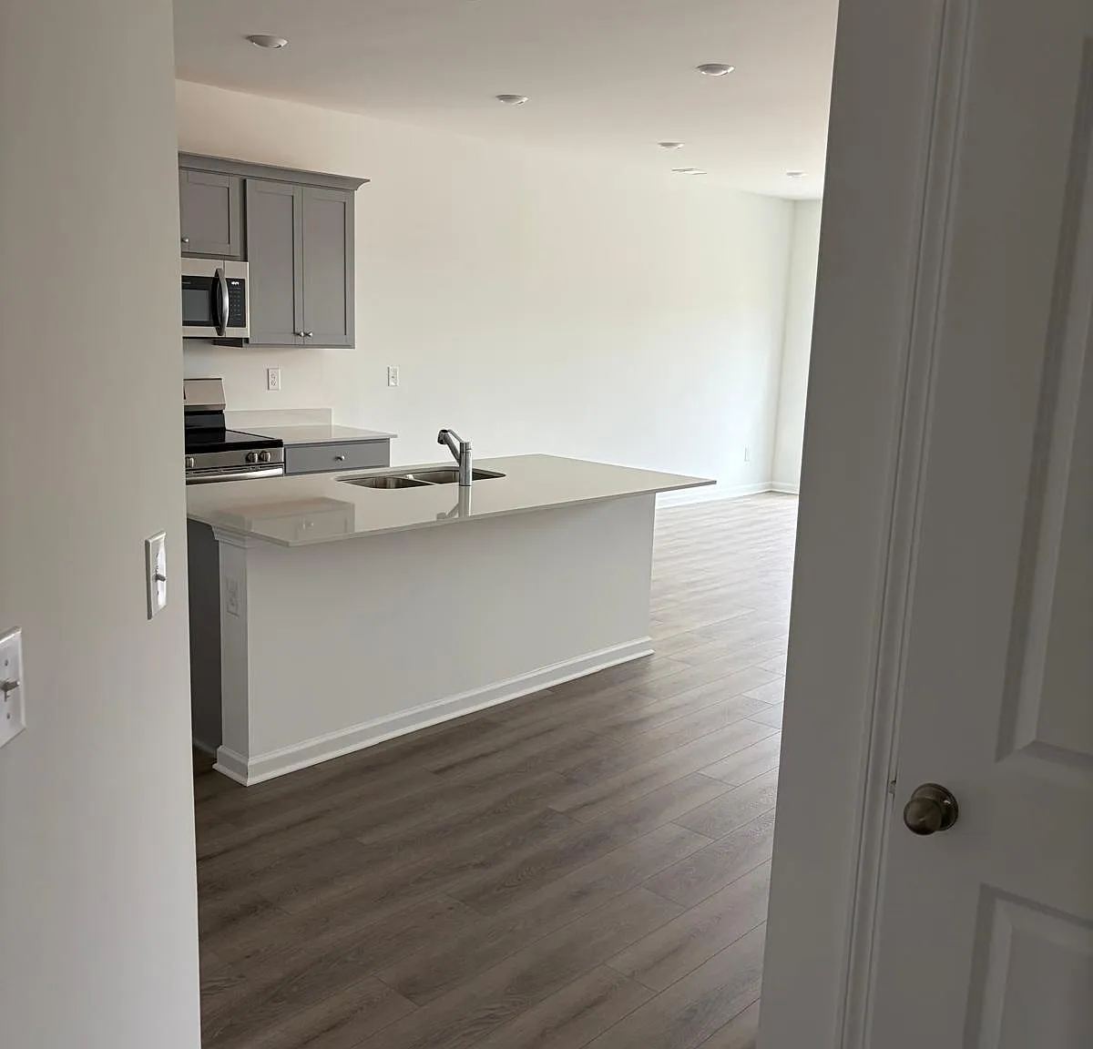 3 bed, 1815 sqft, $1,999 — Photo 3