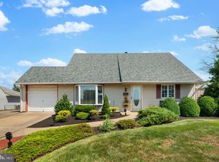 11 Tinsel Rd, Levittown, PA 19056