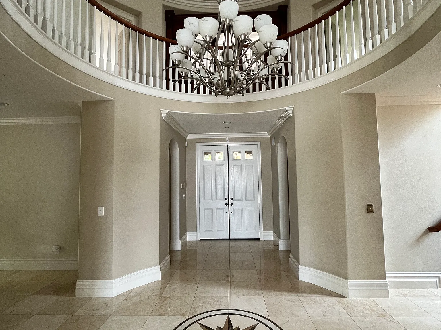 5 bed, 4333 sqft, $9,900 — Photo 2