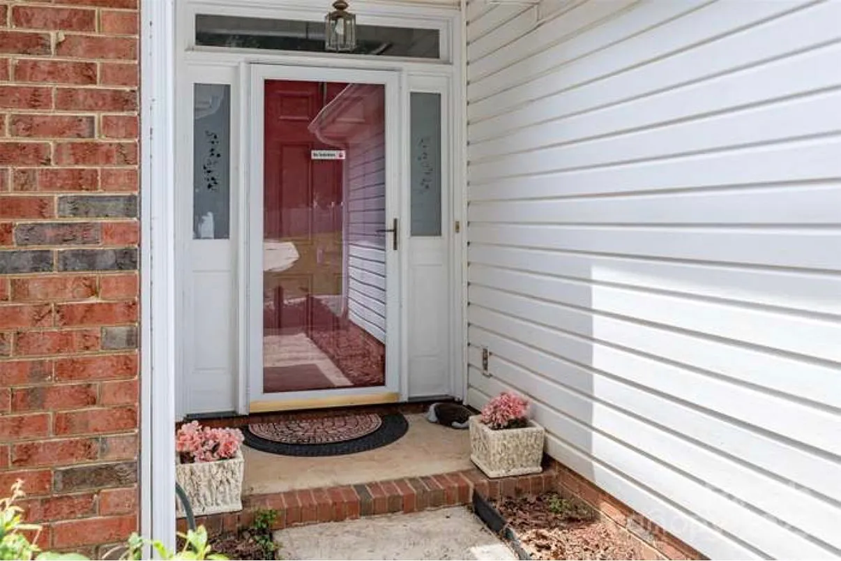 3 bed, 1648 sqft, $2,100 — Photo 3