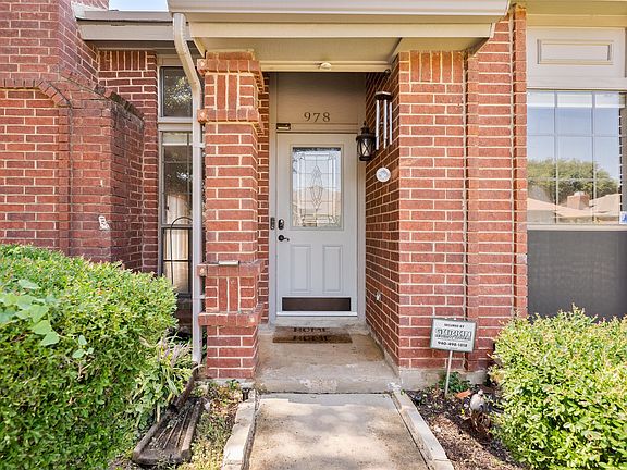 4th image of 978 Downey Dr