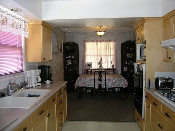 spacious kitchen & dining area