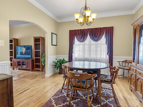 4th image of 204 Henrys Ln