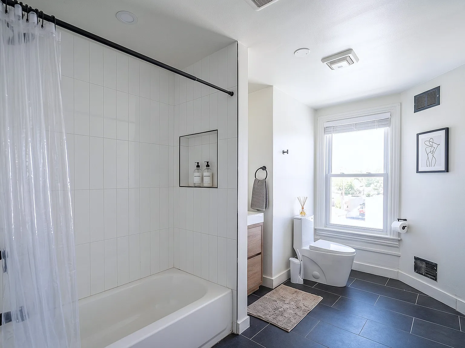4 bed, 2000 sqft, $3,800 — Photo 3