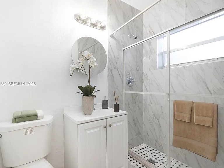 1450 SW 6th St #9 — Photo 4