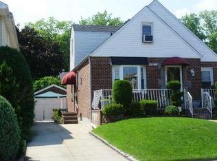 5636 201st St, Oakland Gardens, NY 11364