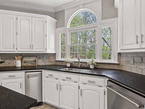 4th image of 133 Windsor Cir