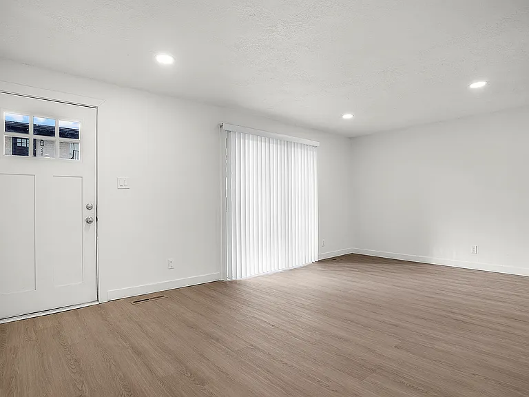 White Pines Apts — Photo 9