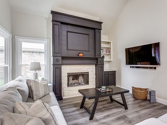 2nd image of 211 Piccadilly Cir