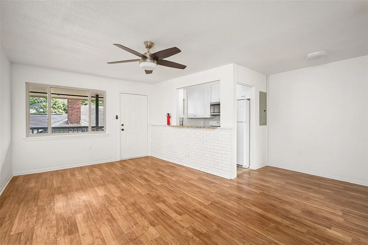 Building Photo - 3910 Dallas St #3