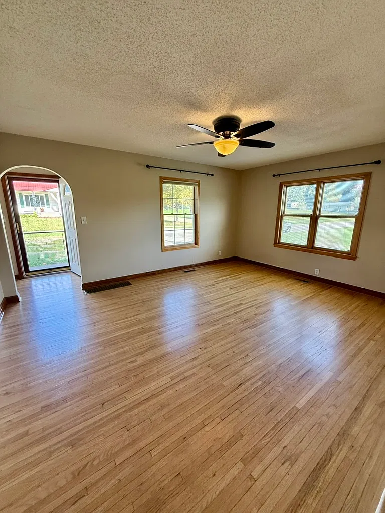 3 bed, 900 sqft, $1,800 — Photo 3
