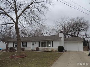 205 Hillside Ct, Pekin, IL
