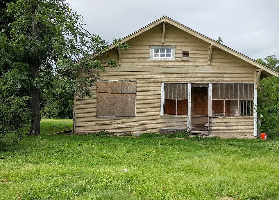 624 W 3rd St Front