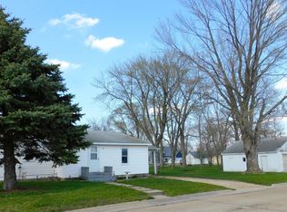 513 Grant St, Manchester, IA 52057