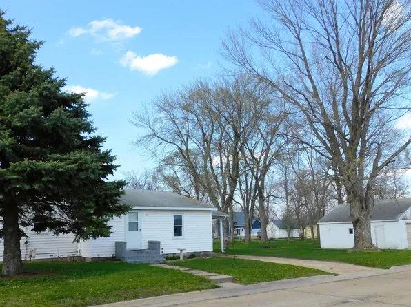 513 Grant St, Manchester, IA 52057
