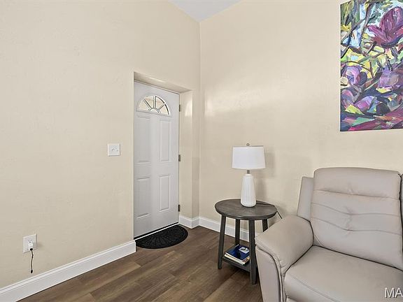 3rd image of 109 N Oak St