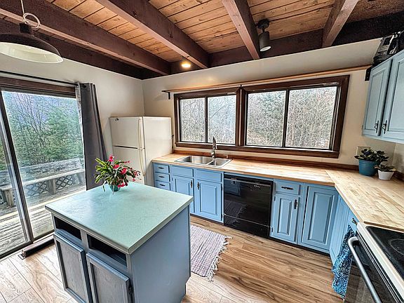 5th image of 946 Huckle Hill Road