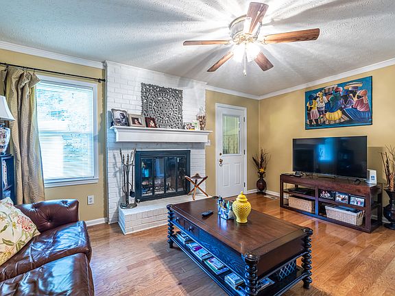 4th image of 335 Madeira Cir SW