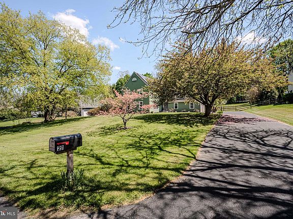 3rd image of 21 Farmingdale Ln