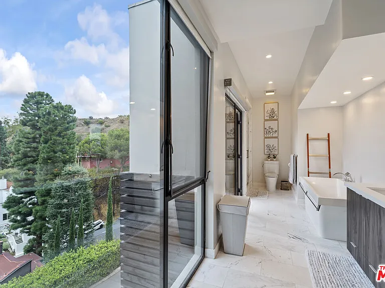 6459 Rodgerton Dr — Photo 48