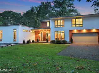 4 Steep Hollow Ln, Cos Cob, CT 06807