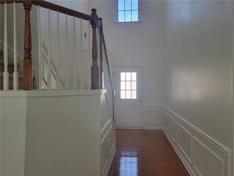 2448 Fairlie Dr — Photo 4