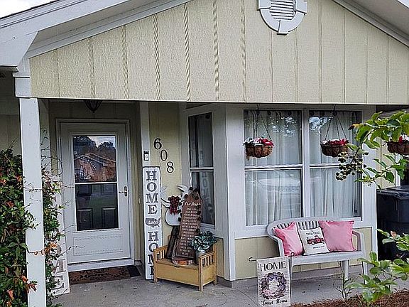 3rd image of 608 Westgate Cir