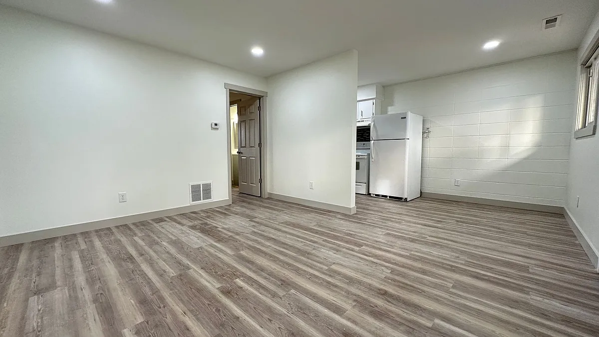 Building Photo - 326 W Kenwood Dr #7