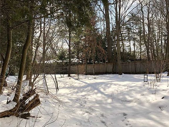 3rd image of 15 York Valley Cres