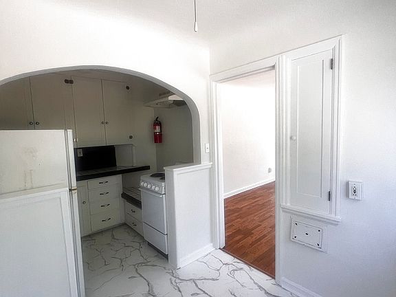 3rd image of 904 Naval Ave APT 1