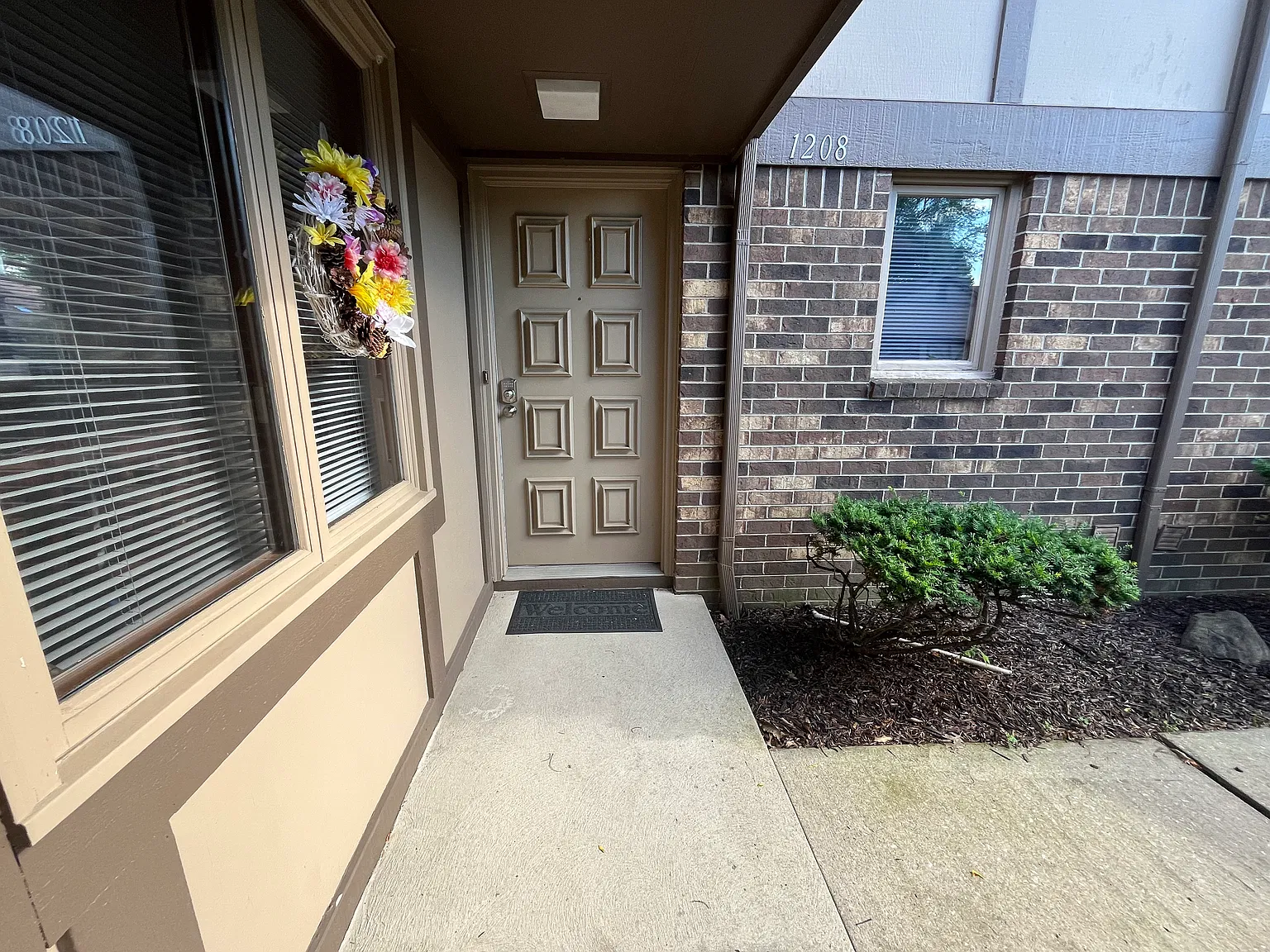2 bed, 1.5 bath, 1300 sqft, $1,800 — Photo 4