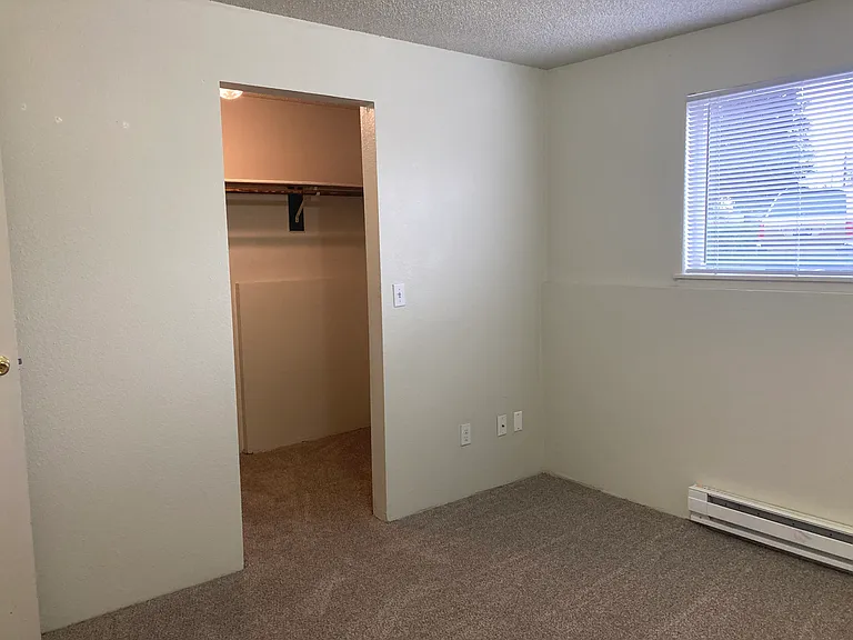 Laurel Court Apartments — Photo 13