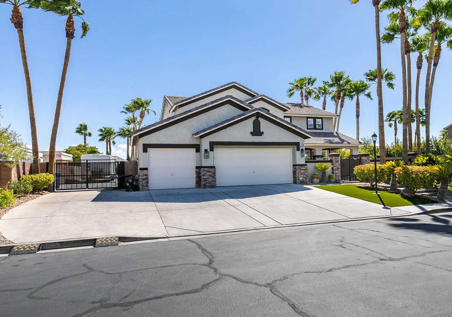 Luxury Home in Lone Mountain Classics — Photo 2