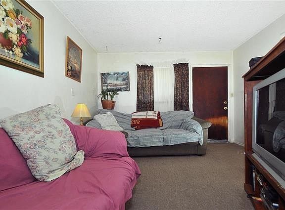 4th image of 240 W Lexington Ave
