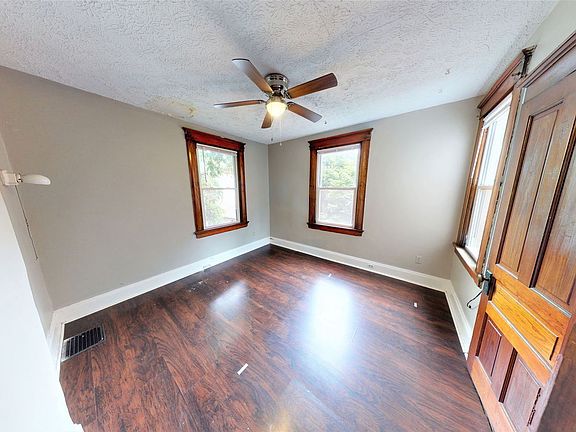 3rd image of 2334 Stratford Ave