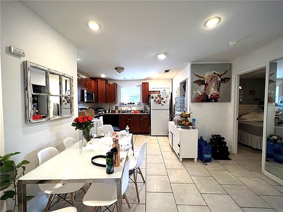 4th image of 6241-43 Bellaire Dr