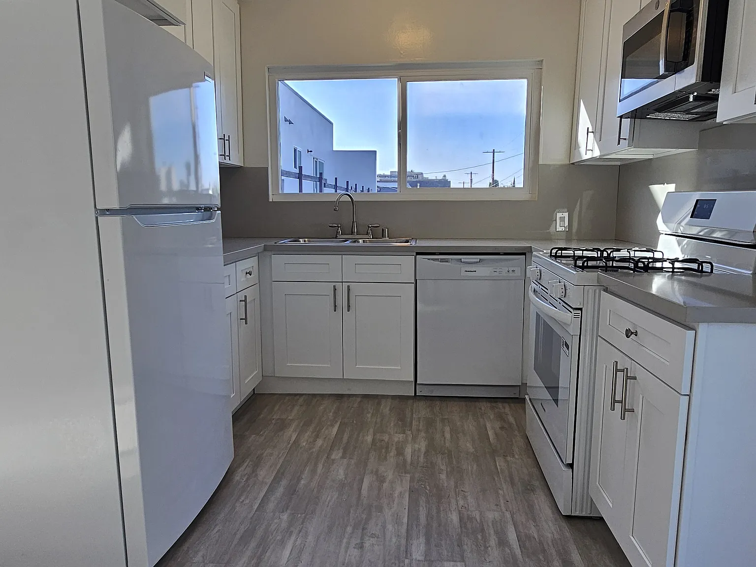 2 bed, 900 sqft, $3,145 — Photo 1