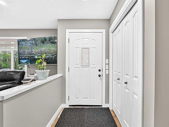 4th image of 303 E Saddlebrook Cir NE